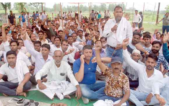 दूसरे दिन भी जारी रहा विद्युत विभाग के संविदा कर्मचारियों का धरना