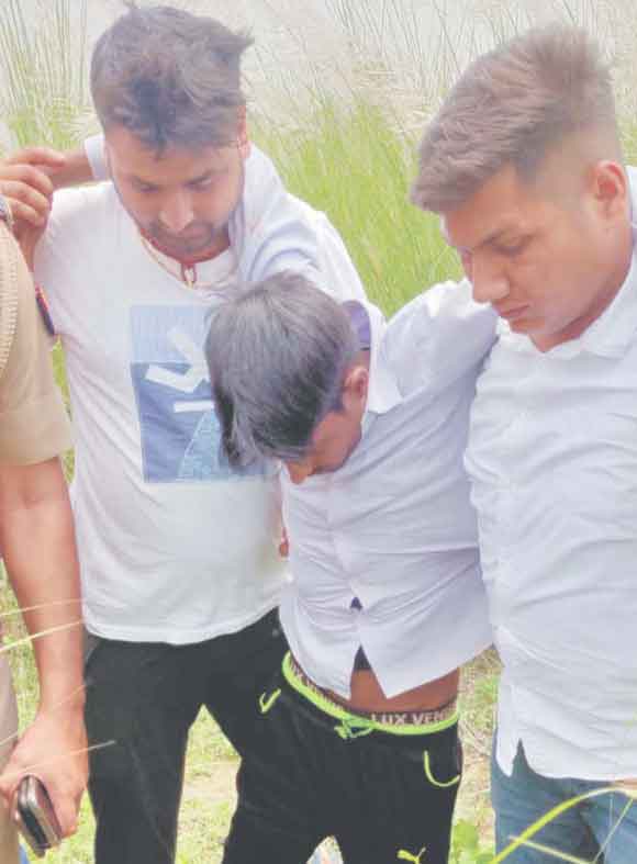 मुठभेड़ में पुलिस ने दबोचा पांच हजार का इनामी बदमाश, साथी फरार