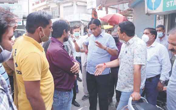 सीवर लाइन डालने वाली कंपनी के प्रति लोगों में दिखा गुस्सा