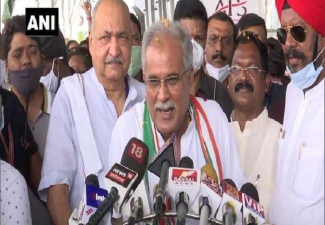 कुर्सी बचाने में कामयाब हुए CM भूपेश बघेल, राहुल गांधी को दिया छत्तीसगढ़ आने का न्यौता