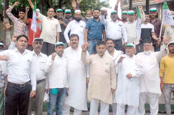 रालोद ने जिला मुख्यालय पर किया प्रदर्शन