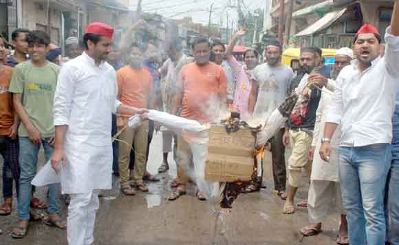 सपा कार्यकर्ताओं ने फूंका नगर निगम का पुतला