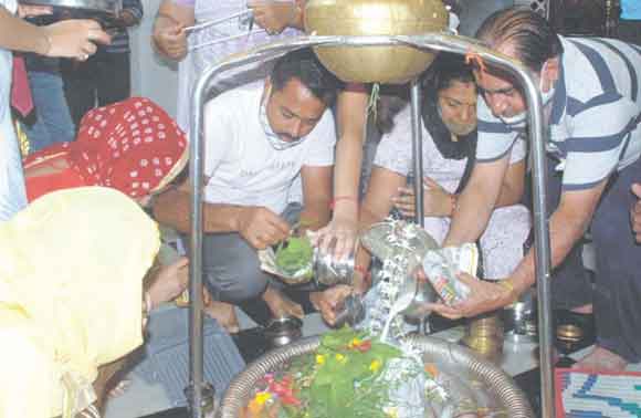 सावन के दूसरे सोमवार को शिवालयों में श्रद्धालुओं का लगा रहा तांता, किया जलाभिषेक