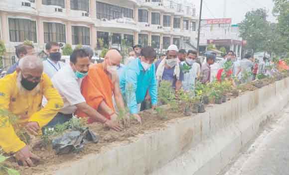 निगम अधिकारियों और कर्मचारियों ने भी दिए एक लाख 51 हजार रुपये दान