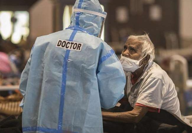 Coronavirus Updates: 24 घंटे में सामने आए कोरोना के 42,909 नए मामले, केरल से अकेले 69 फीसद केस