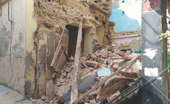 अचानक भरभराकर गिरा मकान, बड़ा हादसा होने से टला