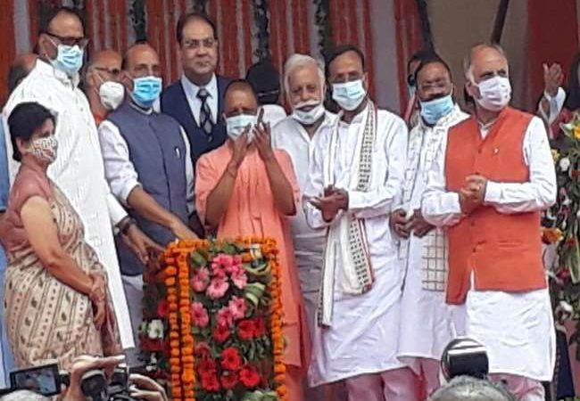 Rajnath Singh Visit of Lucknow: रक्षामंत्री ने लखनऊ को दी 1710 करोड़ की सौगात, जमकर की CM योगी आदित्‍यनाथ की प्रशंसा