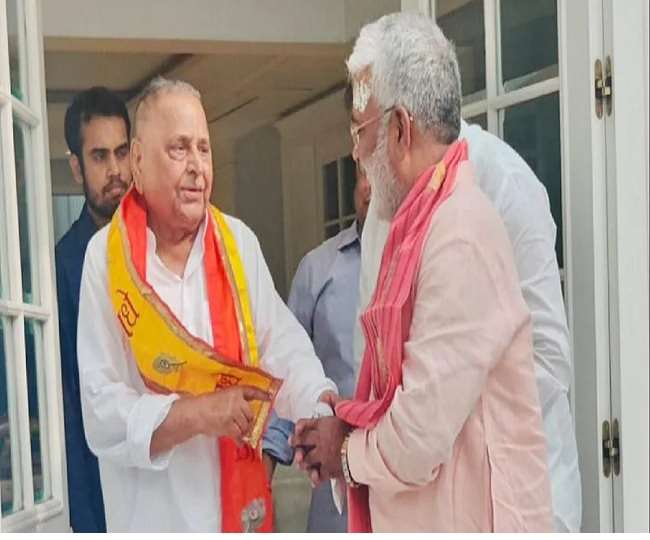 मुलायम सिंह यादव का हालचाल लेने गए BJP UP अध्यक्ष स्वतंत्र देव सिंह तो मिला समाजवादी पार्टी में शामिल होने का न्योता