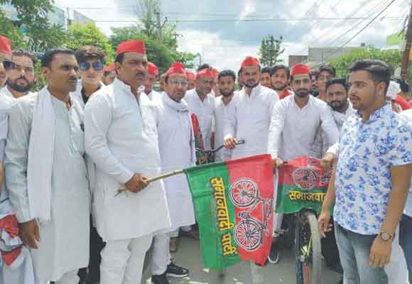 हर बूथ पर यूथ अभियान के तहत सपाइयों ने निकाली साइकिल यात्रा