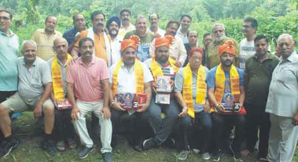कोरोना वारियर्स का किया पगड़ी पहनाकर सम्मान