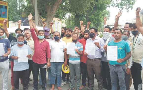 श्रमिकों ने जिलाधिकारी से लगाई मजदूरी दिलाने की मांग