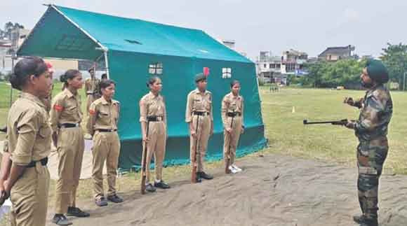 एनसीसी कैडेट्स को सिखाए फायरिंग के गुर