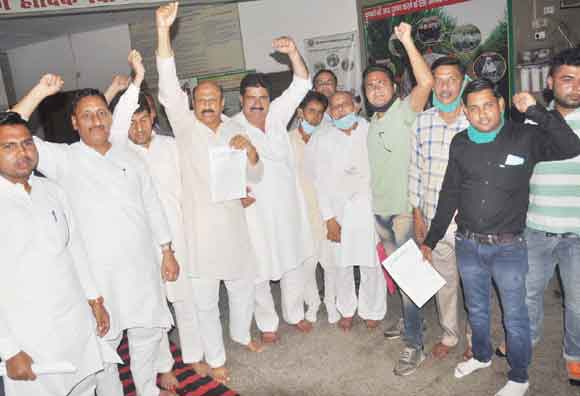 बकाया गन्ना मूल्य भुगतान की मांग को लेकर सडक़ पर उतरे रालोद कार्यकर्ता