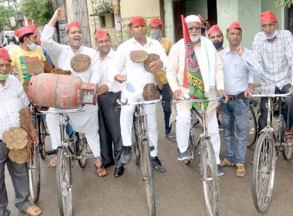 साइकिल यात्रा निकालकर सपाइयों ने जताया विरोध