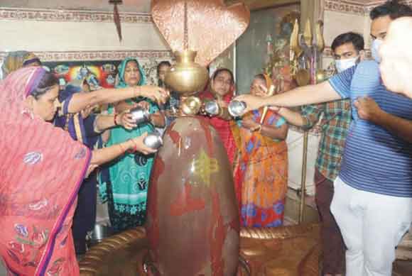 आस्था के साथ श्रद्धालुओं ने किया जलाभिषेक
