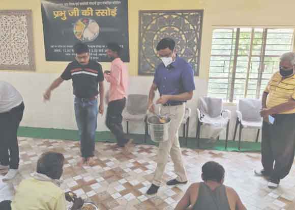 प्रभुजी की रसोई में मण्डलायुक्त ने अपने हाथों से भोजन कराया