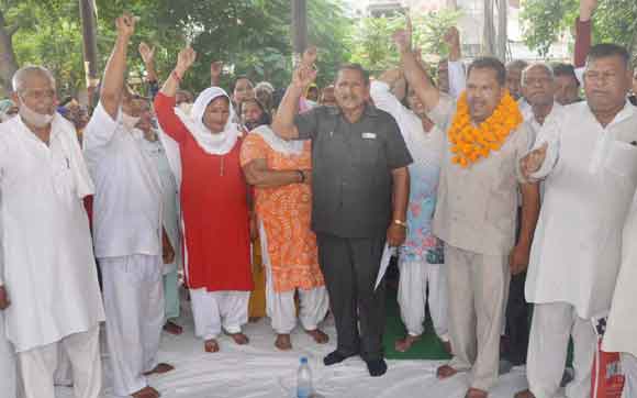 आदिवासी दिवस पर अवकाश घोषित करने की मांग को सौंपा ज्ञापन