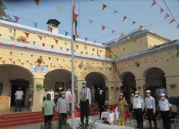 देश की आजादी के लिए वीर सपूतों ने बड़े बलिदान दिए – जिलाधिकारी