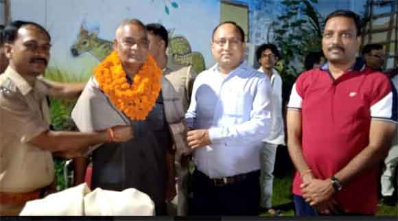 सेवानिवृ हुए उपनिरीक्षक को पुलिस स्टाफ प्रशासन ने दी भावभीनी विदाई
