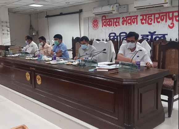 ग्राम प्रधानों से समन्वय स्थापित कर विद्यालयों के बिल भुगतान में तेजी लाएं- जिलाधिकारी