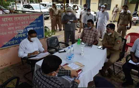 पुलिस और राजस्व विभाग के कर्मी आपसी समन्वय से शिकायतों को गुणवत्तापूर्ण निस्तारण करें – मण्डलायुक्त