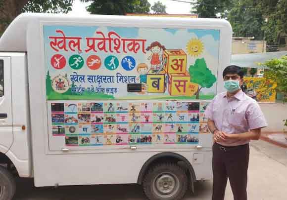 जिलाधिकारी ने जनपद के विभिन्न स्थानों के लिए खेल साक्षरता प्रसार वाहन किया रवाना