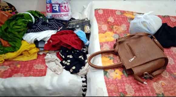 बंद मकान में रात के समय अज्ञात चोरों ने बोला धावा