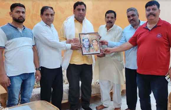 देवबंद पहुंचे भाजपा के मेरठ के जिला मंत्री रोबिन गुर्जर का जोरदार स्वागत