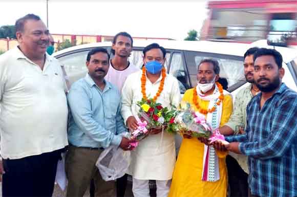 प्रदेश सरकार में राज्य मंत्री दर्जा प्राप्त सुरेन्द्र नाथ बाल्मीकि के देवबंद आगमन पर जोरदार स्वागत