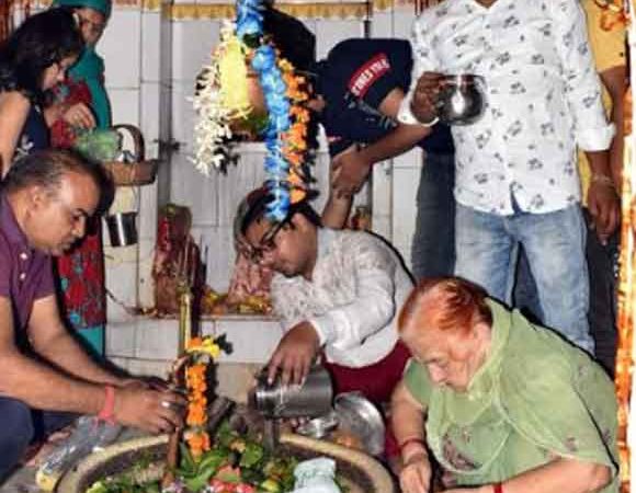 महाशिवरात्रि के त्यौहार पर मन्दिरों में श्रद्धालुओं ने अपने -अराध्यदेव शिव की पिण्डी पर जल चढाकर मन्नते मांगी