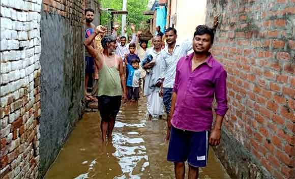 गांव परोली में घरों में घुसे गन्दे पानी को लेकर गांववासी परेशान