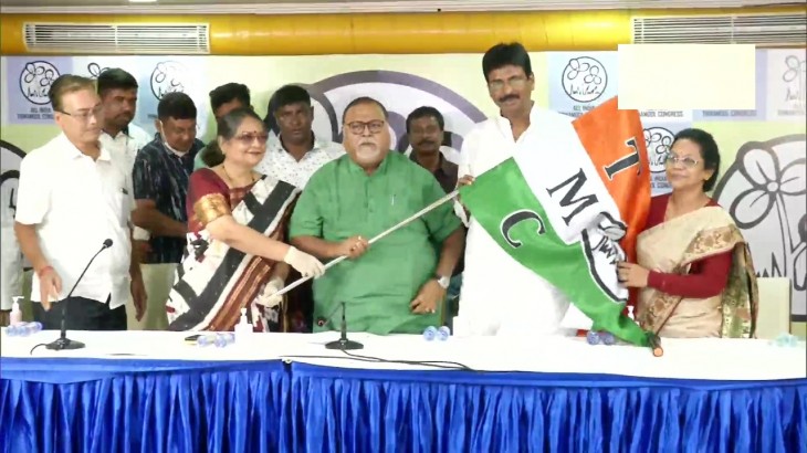 पश्चिम बंगाल में BJP को बड़ा झटका, भाजपा MLA और पार्षद ने TMC का थामा दामन
