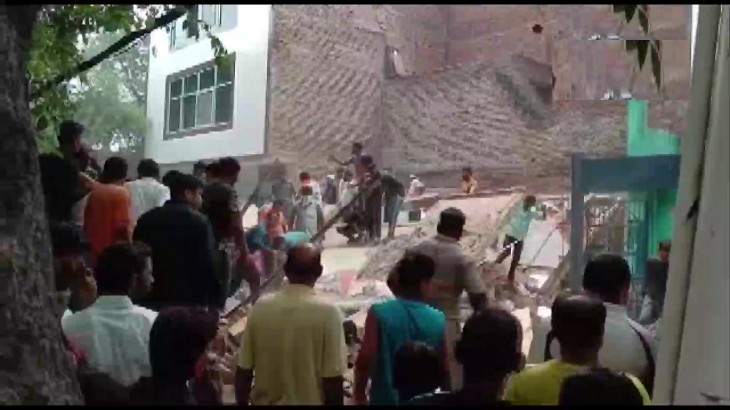 दिल्ली के नंद नगरी इलाके में भरभराकर गिरी इमरात, जानिए कैसे हुआ हादसा
