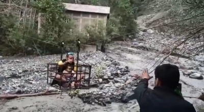 हिमाचल के मुख्यमंत्री ने लोगों को सुरक्षित बाहर निकालने के लिए अपना हेलिकॉप्टर तैनात किया