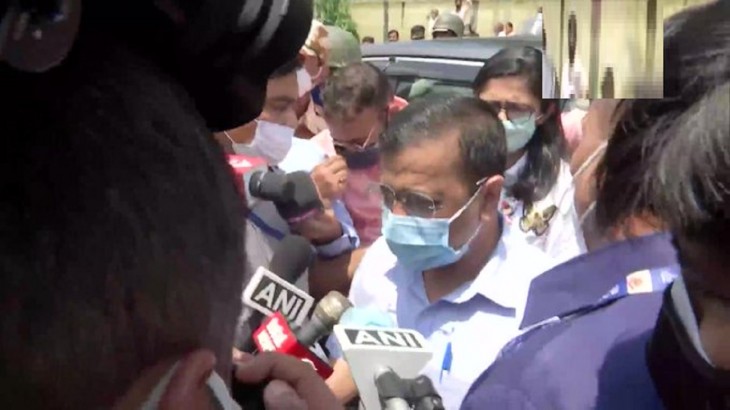 पीड़ित परिवार से मिलने पहुंचे केजरीवाल का विरोध, भाषण के दौरान मंच से गिरे