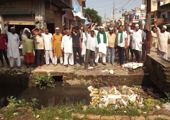 भायला रोड स्थित नाले की गंदगी की सफाई को लेकर क्षेत्र के लोगों में रोष