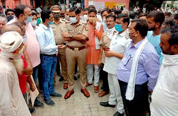 मुआवजे की मांग को लेकर गुस्सायें लोगों ने सीएचसी में किया विधूत अधिकारीयों का घेराव