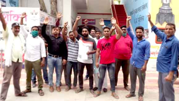 पालिका कर्मचारीयों ने लगाया सभासद पर अभद्रव्यवहार व गाली गलौच करने का आरोप