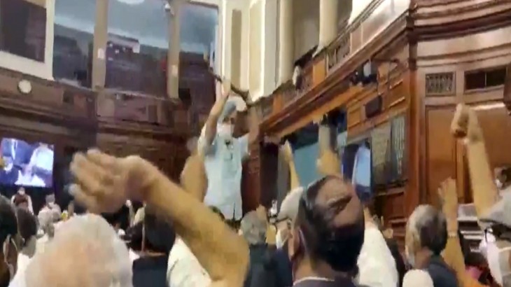 राज्यसभा में विपक्ष का हंगामा, रुल बुक उठाकर फेंका, देखें Video में