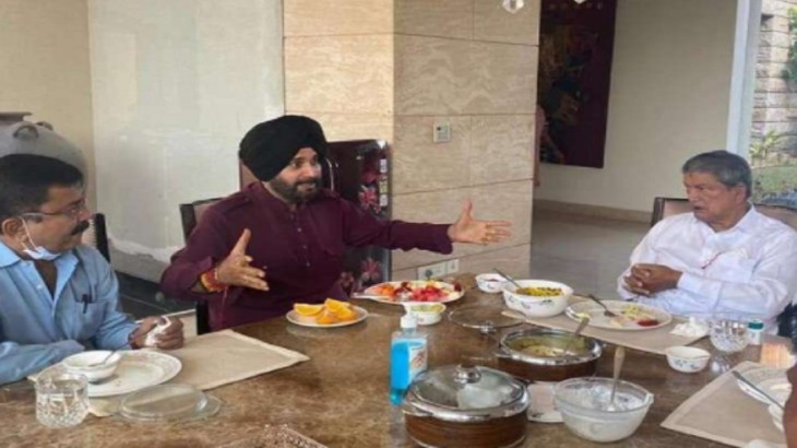 अब हरीश रावत भी निशाने पर, सिद्धू खेमे ने पूछा- कैप्टन के नेतृत्व में चुनाव का फैसला कब हुआ?