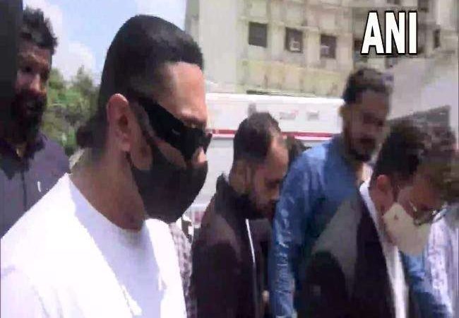 घरेलू हिंसा के मामले में सुनवाई के लिए दिल्ली की तीस हजारी कोर्ट पहुंचे यो यो हनी सिंह