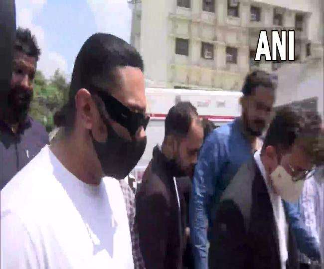 घरेलू हिंसा के मामले में सुनवाई के लिए दिल्ली की तीस हजारी कोर्ट पहुंचे यो यो हनी सिंह