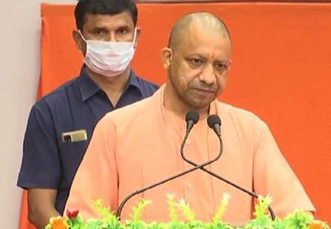 CM Yogi Adityanath in Varanasi: वाराणसी में सीएम योगी आदित्यनाथ बोले- देश में लम्बे समय तक संकीर्ण एजेंडे में चली सरकारें