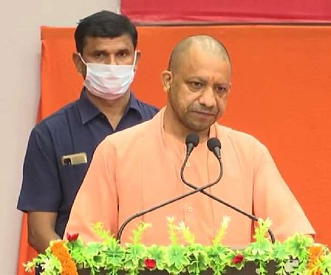 CM Yogi Adityanath in Varanasi: वाराणसी में सीएम योगी आदित्यनाथ बोले- देश में लम्बे समय तक संकीर्ण एजेंडे में चली सरकारें