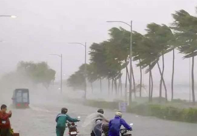 Weather Updates : अगले तीन दिनों तक दक्षिण, पश्चिम और उत्तर भारत में भारी बारिश का अलर्ट, जानें अपने इलाके का हाल