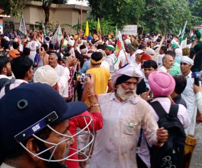 Kisan Mahapanchayat LIVE: करनाल में सुरक्षा बलों पर भारी पड़े आंदोलनकारी, बैरिकेड्स तोड़ लघु सचिवालय घेरा
