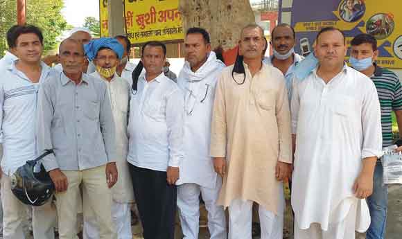 कब्रिस्तान में अवैध कब्जे के खिलाफ डीएम को सौंपा ज्ञापन