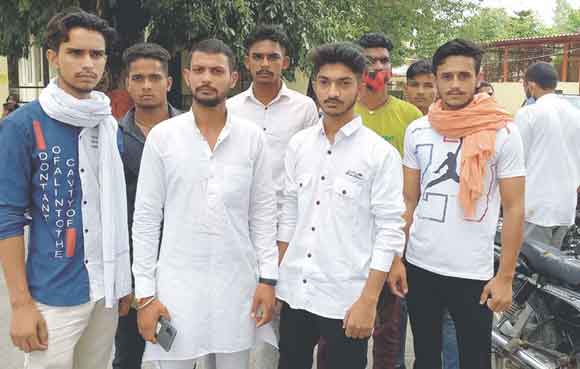 जिलाधिकारी से लगाई सडक़ निर्माण की गुहार