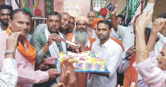 केक काटकर मनाया सतगुरू समनदास महाराज का प्रकटोत्सव