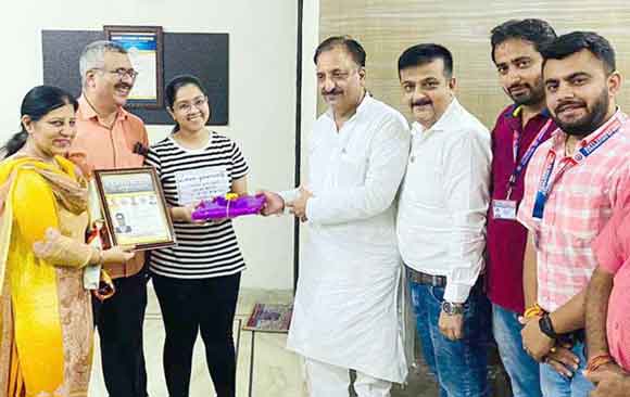 मेधावी छात्रा को किया सम्मानित